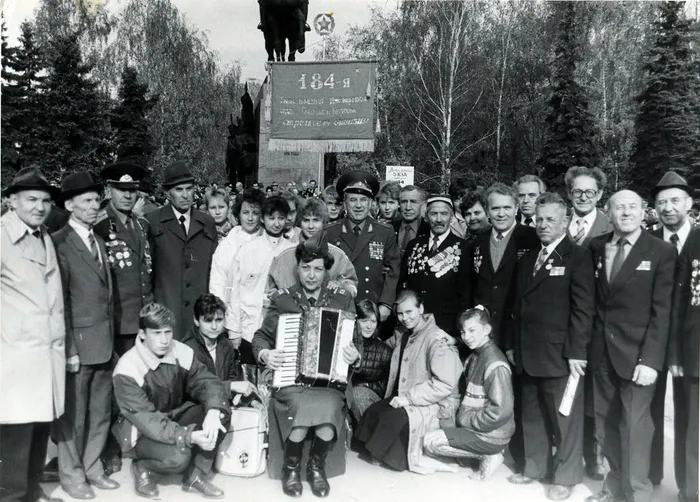 КП 15553. Чуев Н.Я. с однополчанами. Москва,1976 г.