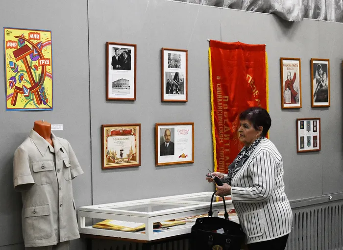 Посетитель в выставочном зале