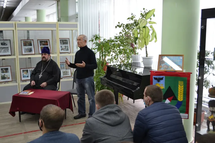Е.В. Прасолов рассказывает о соборе.JPG
