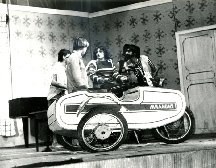 3КП 26060. Сцена из спектакля Чудеса с доставкой на дом. 1980 г