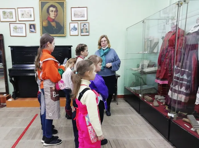 Знакомство с народным костюмом