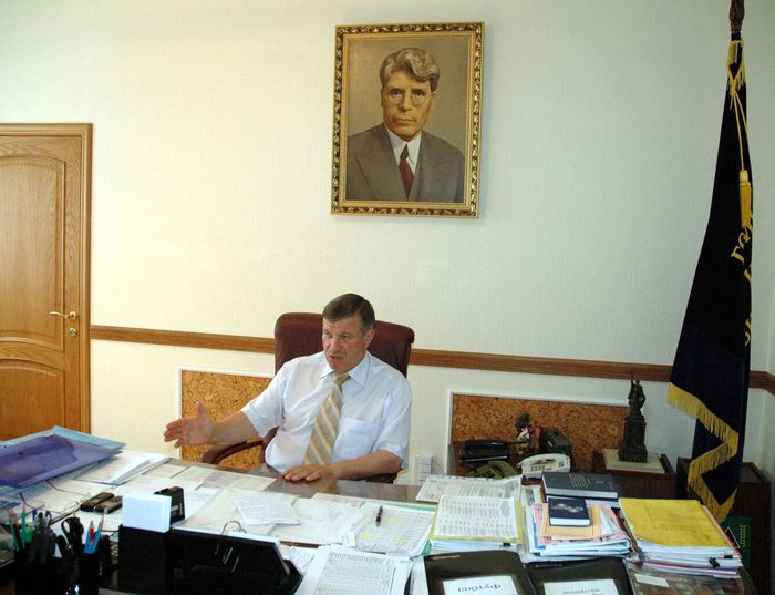 2006. Кретов А.А. в рабочем кабинете